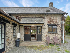 Threshing Barn, Nr Barnstaple with outdoor seasonal pool, free wifi and on-site parking